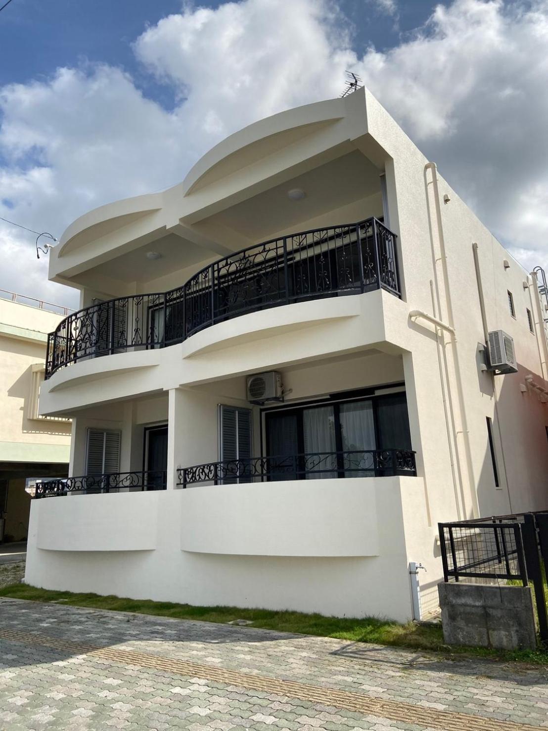 月の道テラス Hotel Motobu Exterior foto